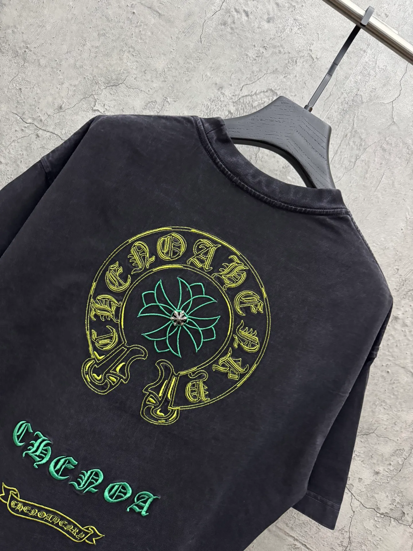 P230 top version, real shot without P, ​​different from market currency) 𝗖𝗵𝗿𝗼𝗺𝗲 𝗛𝗲𝗮𝗿𝘁𝘀/Cro Heart 2026 Spring New Original Single Counter American Washed 3D Three-dimensional Embroidered Couple Short Sleeves 👑The highest version! Customized fabric 320 grams, washed and fried. Best-selling model at the counter. Very comfortable to wear. Accessories: Original molded and authenticated collar label➕100% silk wash label. Genuine purchase-grade original hangtag➕matching hanging rope➕3D hanging beads➕original packaging bag. Craftsmanship: The original version has consistent wiring! The highest version of the armhole matching technique! Color: Gray Black Size: S M L XL Style No.: 6608